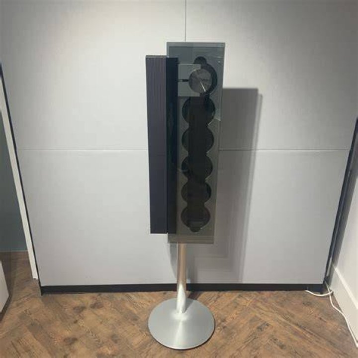 What happens if the BeoSound 9000 is lifted?