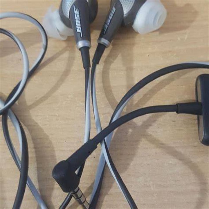 Why does my Bose QC20i make hissing noise when not plugged in?